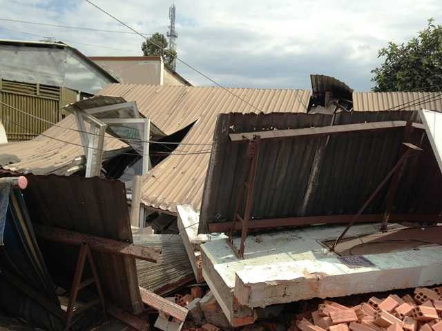 container, thoát chết, CSGT, bị thương, tông sập