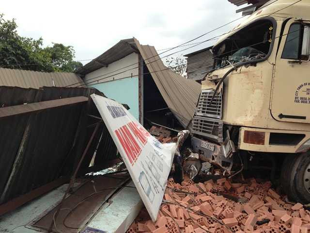 container, thoát chết, CSGT, bị thương, tông sập