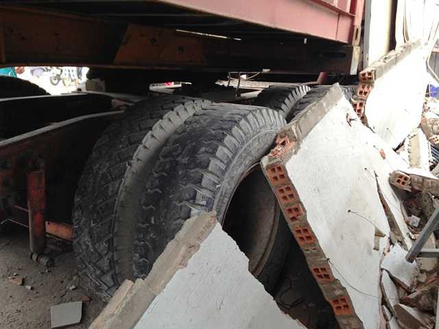 container, thoát chết, CSGT, bị thương, tông sập