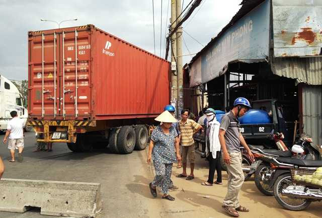 container, thoát chết, CSGT, bị thương, tông sập