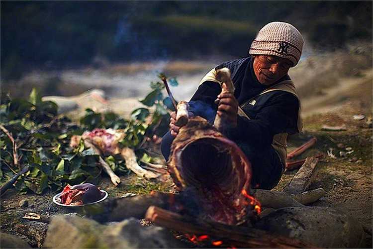 Trước lúc đi săn, những người thợ săn phải làm lễ dâng lên thần vách núi, thịt cừu nguyên con, hoa quả và gạo