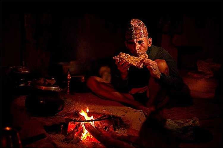 Sau khoảng 3h đi săn, các thợ săn kiếm được khoảng 20kg mật