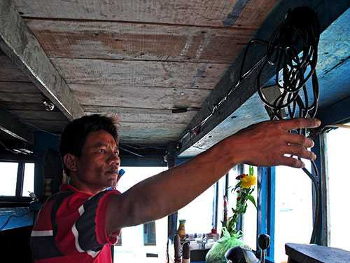 Anh Nguyễn Đông, thuyền viên tàu QNg 90055 TS, kể lại việc bị phía Trung Quốc cướp phá tài sản