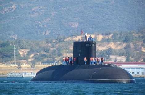 Tàu ngầm Kilo HQ-182 Hà Nội.