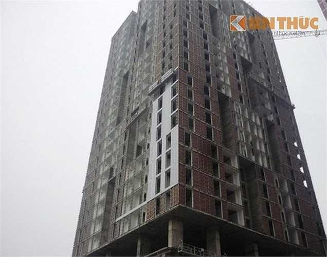 Được khởi công từ 2009 nhưng nhiều năm nay, Usilk City được nhắc đến như là một thảm họa về tiến độ. Dự kiến cuối 2013 giao nhà nhưng hiện chỉ có 3 tòa thuộc cụm CT1 đang được hoàn thiện, số còn lại đều rơi vào tình trạng 'rùa bò'.