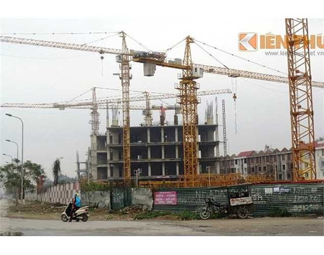 Phía bên trái lối vào Khu đô thị Văn Khê, hàng hoạt tòa nhà đang xây dựng dở dang của Usilk City không một bóng người, nằm phơi sương, nắng.