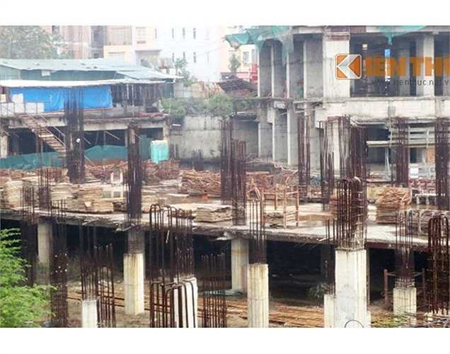 Cả công trường không một bóng người. Do chậm tiến độ quá lâu, các cốt sắt đã hoen gỉ trầm trọng. 