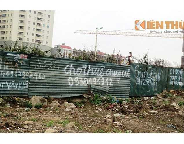 Phía bên ngoài, tôn quây dự án đã bị biến dạng theo năm tháng.