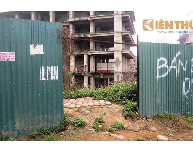 Nhiều đoạn bị bung hẳn tấm tôn nhưng cũng chẳng có ai quan tâm.