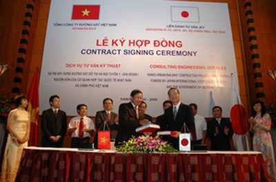 Ông Nguyễn Hữu Bằng - Chủ tịch HĐQT, Tổng giám đốc Tổng công ty ĐSVN và ông Hirotaka Nozima - đại diện liên danh nhà thầu tư vấn JKT (có JTC tham gia) tại lễ ký hợp đồng năm 2009