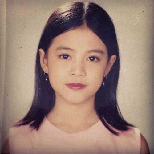 Hoàng Thùy Linh khoe bức ảnh năm 12 tuổi. Nhiều người không khỏi khen ngợi bởi Hoàng Thùy Linh xinh từ bé, những đường nét trên gương mặt đều rất đẹp.