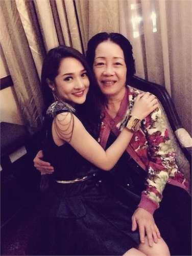 Bảo Anh bên bà nội.