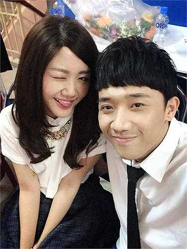 Trấn Thành tạo dáng bên Văn Mai Hương.