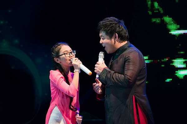 Phương Mỹ Chi song ca cùng cha nuôi Quang Lê.