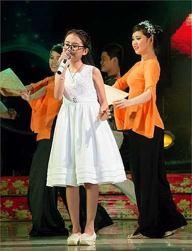 Phương Mỹ Chi hát dân ca ngọt lịm trên sân khấu.