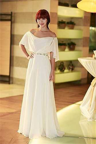 Những chiếc váy trắng rất hợp với Hà Anh.