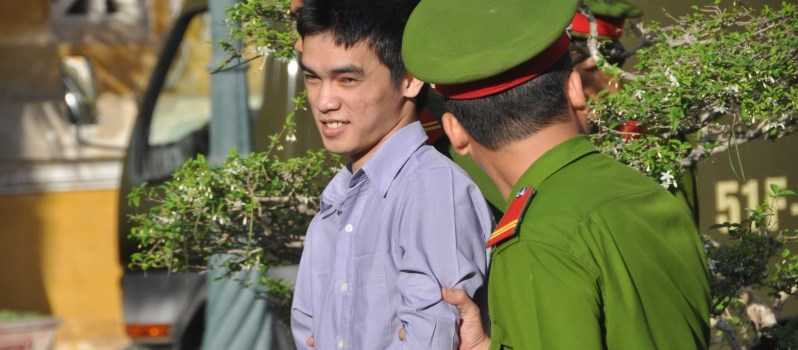 Kẻ chặt tay cô gái cướp SH mỉm cười, vẫy tay ở phiên toà