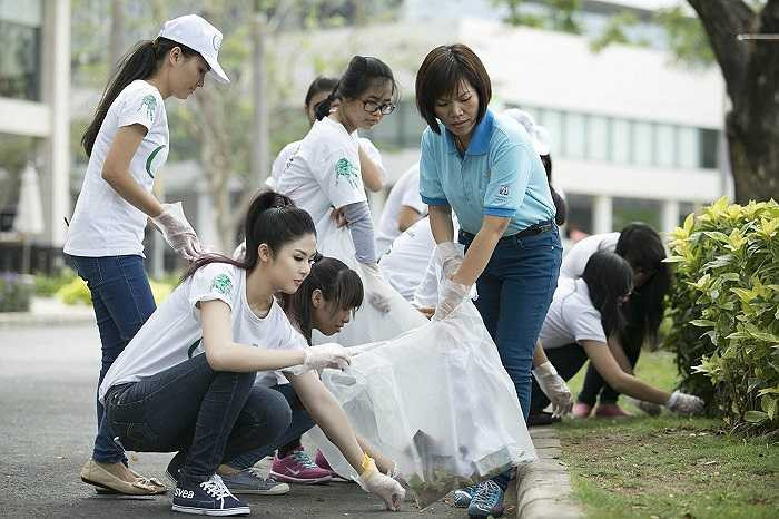 Ngọc Hân cùng hơn 1000 tình nguyện viên trong đó có cả những người khuyết tật thuộc Hội Câm Điếc TP Hồ Chí Minh cùng thể hiện bài hát 'Khoảng trời của bé'. 