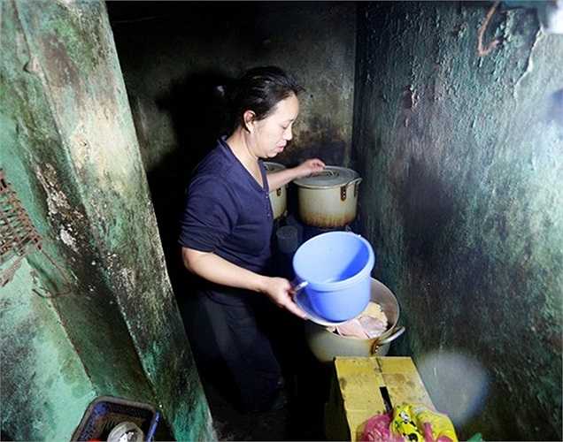 Quán phở 15.000 đồng/bát trên phố Minh Khai (Hai Bà Trưng)thực chất là một gánh phở rong đã có từ chục năm trước. Ban đầu, mỗi tô giá chỉ 5.000 đồng. Chủ nhân của quán phở giá rẻ này là chị Phượng, chị gắn với hàng phở này từ năm 2005.