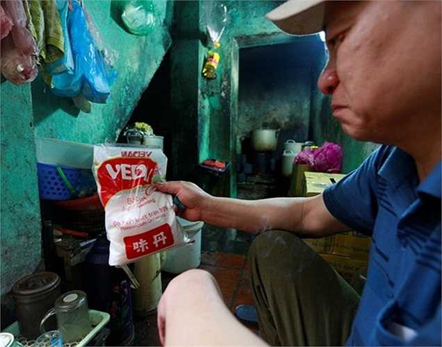 Anh Bình, chồng chị Phượng cho biết, bí quyết để phở ngon là thịt bò, gà... lúc nào cũng tươi, gia vị cũng phải chọn lựa. Hiện gia đình anh chị ở trong một căn nhà nhỏ chung một con ngõ với 5 hộ dân khác.