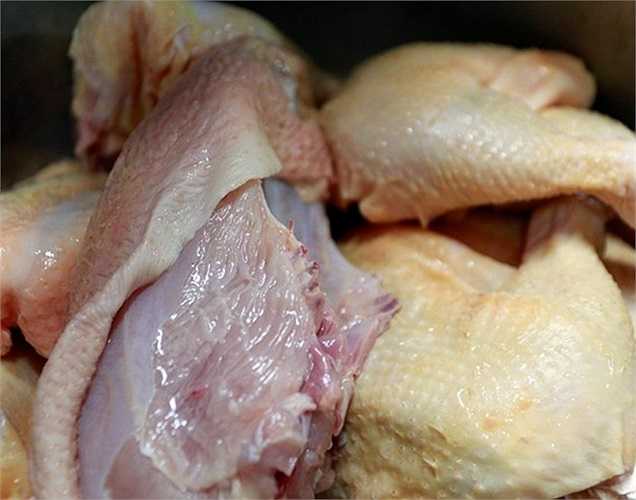 Mỗi buổi sáng, chị Phượng chịu khó dậy sớm đi lấy thịt tươi tại chợ Gốc Đề. Thịt tươi, cộng với bí quyết nấu phở ngon của chị nên ngày nào cũng bán đắt hàng.