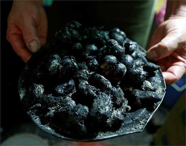 Hành, gừng tạo hương vị đặc trưng cho phở được anh Bình nướng cẩn thận mỗi ngày.