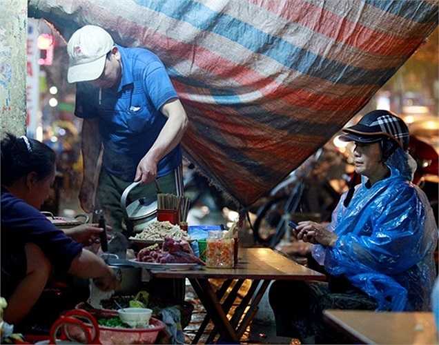 Quán phở này thường mở bán vào buổi tối. Lý giải vì sao phở chỉ bán 15.000 đồng/bát, hai vợ chồng chủ quán tâm sự: 'Phở nhà tự làm, không phải thuê người bưng bê nấu nướng, chỉ xác định lấy công làm lãi, nhằm vào đối tượng chính là người lao động và sinh viên'.