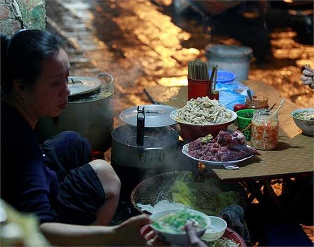 Có những hôm đông khách, nhiều người phải phải xếp hàng để mua.