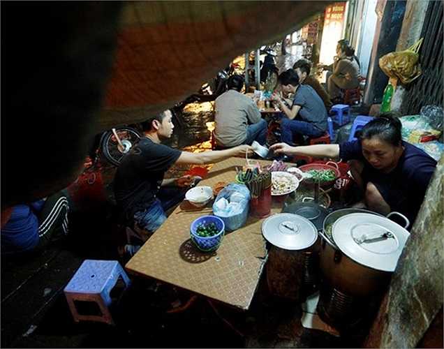 Để khách không mất thời gian chờ lâu, có những ngày vợ chồng chị phải nhờ hàng xóm bên cạnh giúp một tay.