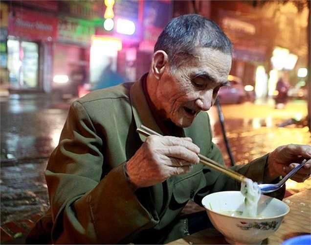 Người đàn ông này cho biết, trong hơn 5 năm qua, chiều nào cũng đến đây ăn. Chủ quán chỉ lấy của ông 10.000 đồng/tô, vì là vị khách quen. Đến 22h đêm, mặc dù trời mưa nhưng khách vẫn rất đông. 