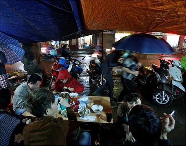 Quán thường đóng cửa lúc 23h hàng đêm. 