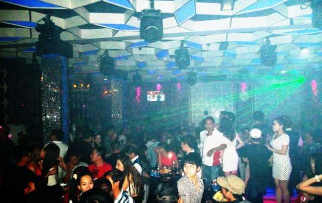 Cảnh sát đột kích quán bar trác táng ở Sài Gòn