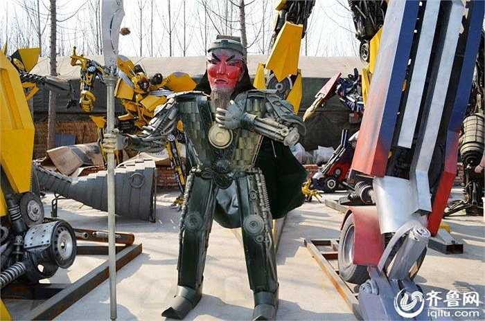 Robot biến hình làm từ phế liệu ngay lập tức thu hút sự chú ý của người dân địa phương và du khách. 