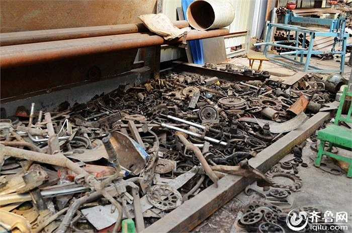 Quả nhiên, chú robot biến hình đầu tiên nhận được vô số lời khen từ người dân và nó tạo cảm hứng cho Li tiếp tục xây dựng những robot biến hình tiếp theo cùng với các đồng nghiệp. 