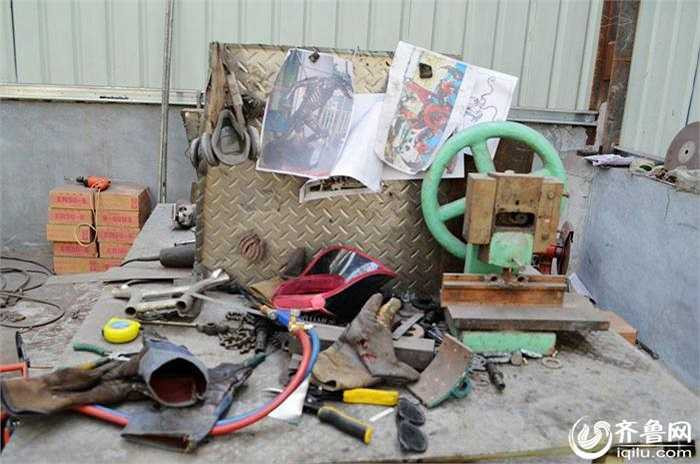 Để chế tạo robot biến hình từ phế liệu, nhóm thợ bắt đầu bằng việc tải hình ảnh chúng trên mạng. 