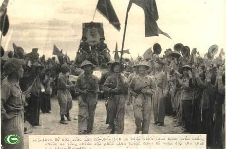 Bộ đội rước ảnh Chủ tịch Hồ Chí Minh đi tuần hành trên những chiếc xe tăng chiến lợi phẩm giữa tiếng hoan hô vang dậy của quân dân Điện Biên Phủ, năm 1954.