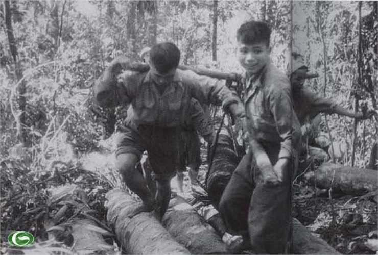 Các chiến sĩ tham gia đưa pháo vào trận địa 