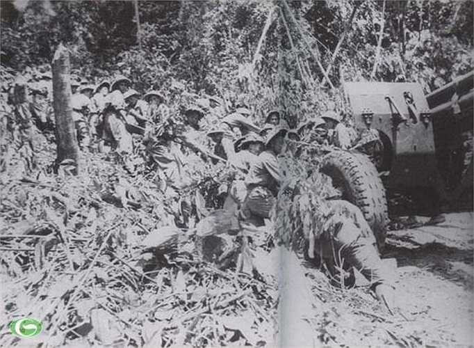 Những khẩu đại bác 105 ly nặng nề đã được bộ đội ta kéo qua những đèo dốc gập nghềnh, cao vút và đưa vào vị trí chờ ngày nổ súng. 