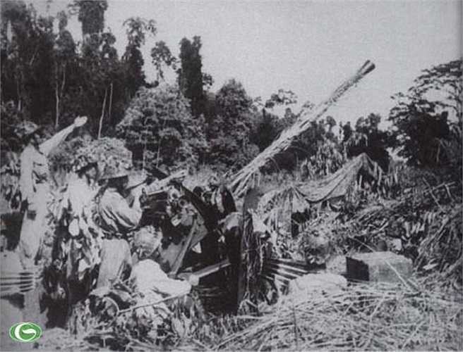 Pháo binh bộ đội ta tập trung hoả lực hướng về cứ điểm Điện Biên Phủ 