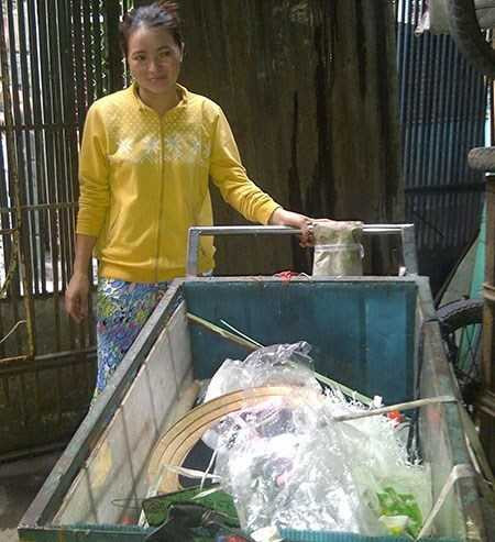 Chị Hồng bên gánh ve chai. Ảnh: AN