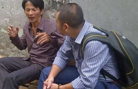 Anh Vương cho biết rất bất ngờ vì trong loa thùng chứa số tiền lớn như vậy. Ảnh: AN