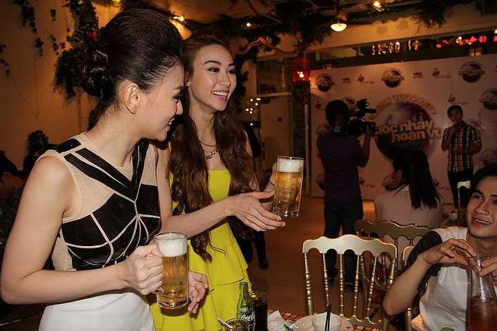 Khác với những lần lên hình trực tiếp đầy biến hóa. Ngân Khánh xuất hiện với chiếc váy ngắn màu vàng chanh và deo chiếc túi Hermes cùng tone màu.