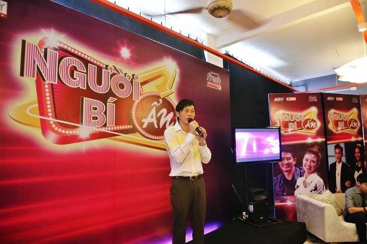 Anh luôn chọn cho mình những trang phục trẻ trung, đơn giản.