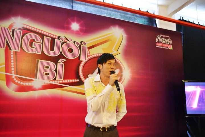 Người hâm mộ đã rất thích thú với hình ảnh Hoài Linh trẻ trung như sinh viên với chiếc áo sơ mi trắng.