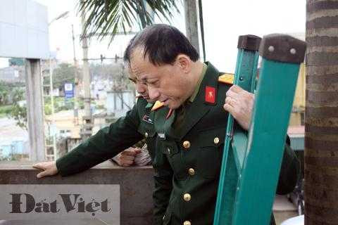 Viện trưởng Đào Ngọc Thạch thích thú nhìn tàu ngầm Trường Sa thử nghiệm