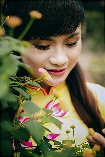 Nông Thị Huyền Trang dịu dàng, e ấp