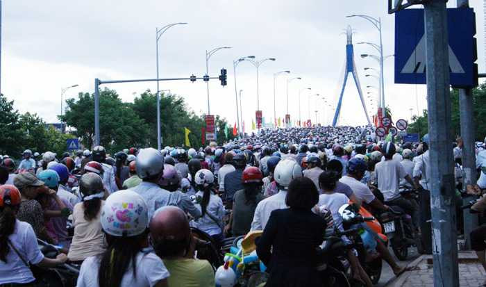 Tình trạng ùn tắc giao thông cục bộ tại Đà Nẵng thường xuyên xảy ra tại các nút giao thông trọng yếu vào giờ tan tầm (Trong ảnh: Cầu Sông Hàn đông cứng giờ tan tầm)