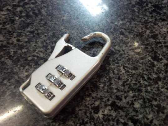 Chiếc vali của chị Ngô Thị Hằng với chiếc khoá bị gãy