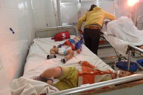 3 mẹ con chị Dần khi cấp cứu tại bệnh viện. Ảnh: NLĐ