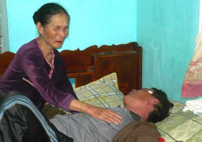 Anh Thông khóc ngất khi có thông tin cho rằng vợ con mình nhảy cầu Bến Thủy tự tử.